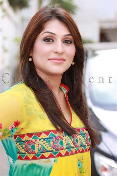 Quratulain Hassan Pakistani News Anchor Very Hot And Beautiful Stills Free Wallpapers