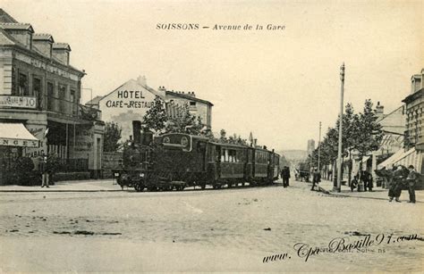 Carte postale ancienne Soissons lAvenue de la gare et son train à