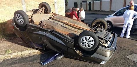 Carro avança sinal de Pare e capota após ser atingido por outro em São