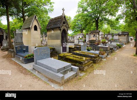 Las Tumbas Y Monumentos En El Cementerio Pere Lachaise En Paris En