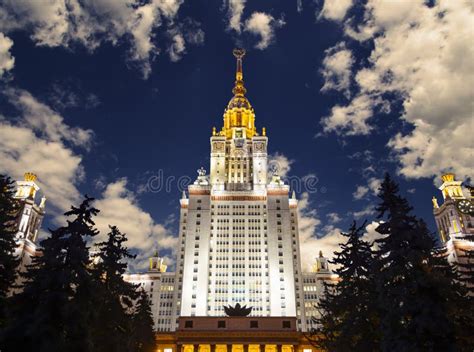 Universidad De Estado De Lomonosov Mosc En Las Colinas En La Noche