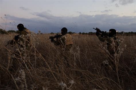 Israeli Sayeret matkal operators during exercise in 2016 (1200x1800 ...