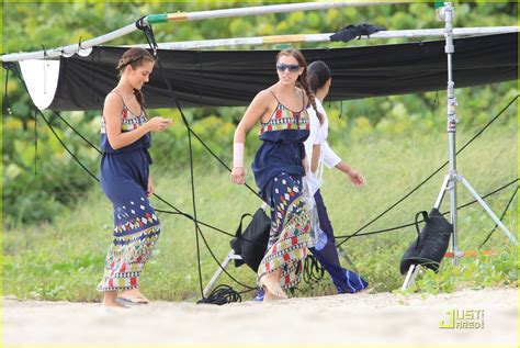 Minka Kelly Had Pretty Complicated Relationship With Mom - Minka