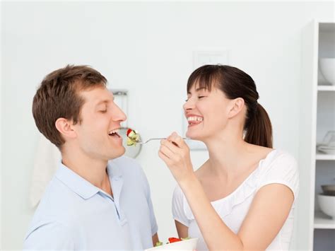 Pareja Feliz Comiendo Juntos Foto Premium