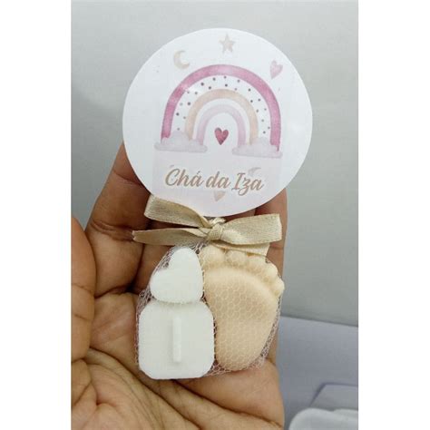 Lembrancinhas Mini Pezinho Letrinha e Coração Bege Nude Chá de Bebê Fraldas Revelação