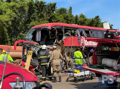 MidiaNews Acidente envolvendo ônibus e carreta deixa 11 mortos na BR 163