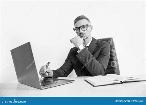 Patron Mature Assis Au Bureau D Affaires Avec Ordinateur Portable Photo Stock Image Du
