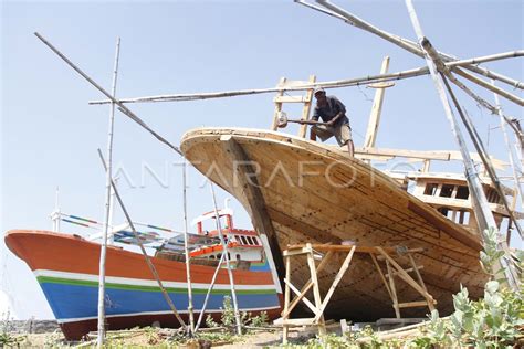 Pembuatan Kapal Ikan Antara Foto