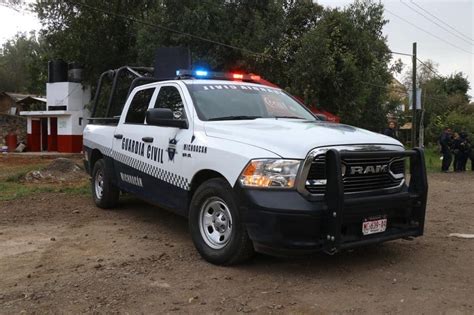 Joven Camina Por La Calle Con La Cabeza Cercenada De Su Hermana Y Una