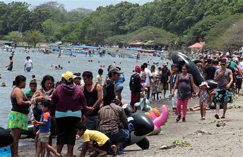 Familias nicaragüenses colmaron balnearios para disfrutar del fin de