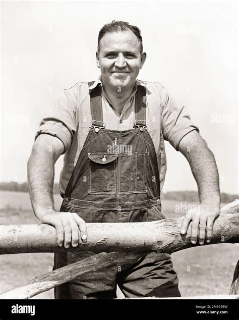 S Retrato Del Hombre Autopose Do Fuerte Farmer Llevando Pe Ero De