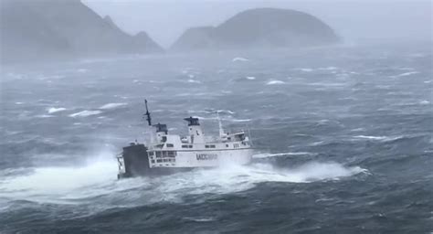 Maltempo Paura Sul Traghetto Ponza Formia Onde Alte Metri Video