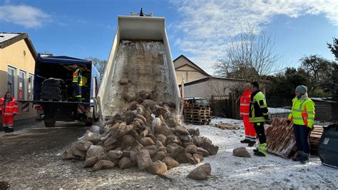 Nach Dem Hochwasser M Ssen Alle Nassen Sands Cke In Den M Ll Ndr De