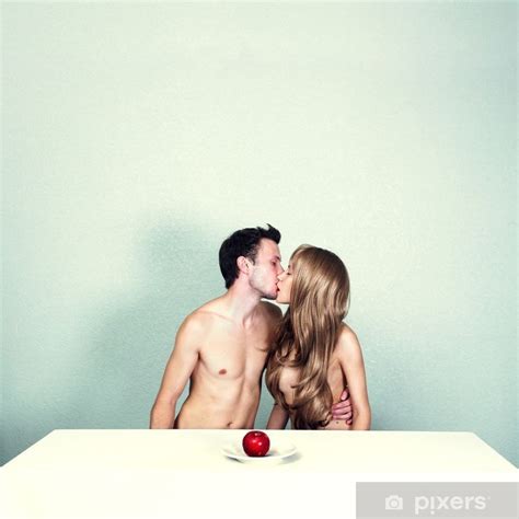 Vinilo Pixerstick Dos Amantes Desnudos Con Manzana PIXERS ES