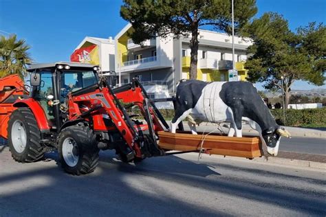 Prosegue La Protesta Degli Agricoltori Trattori Per Le Vie Di Ragusa