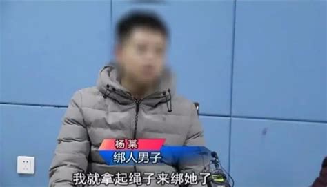 男子怀疑妻子出轨 竟用绳子绑着她游街示众！