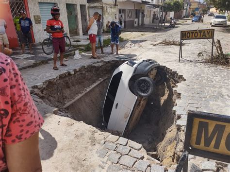 Carro Cai Em Cratera Aberta Pela Chuva Em Rua Do Bairro Pequi Em