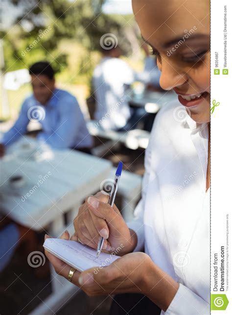 Orden Sonriente De La Escritura De La Camarera En La Libreta Imagen De