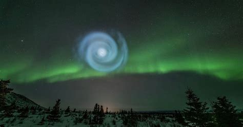 Une Spirale G Ante Appara T Au Milieu Des Aurores Bor Ales Dans Le Ciel