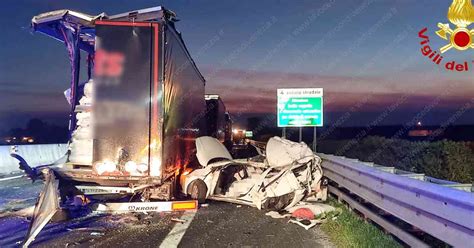 Incidente In A Carambola Tra Camion Morta Donna Di Anni Spinta