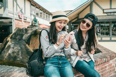 Dos Chicas Felices Hablando Y Riendo Alegremente Mientras Toman Un