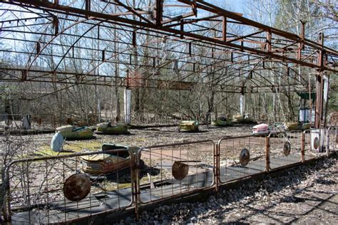 Voitures De Pare Chocs Abandonn Es Dans Un Parc D Attractions En Ruine