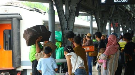 100 000 Tiket KA Keberangkatan Stasiun Gambir Dan Pasar Senen Masih