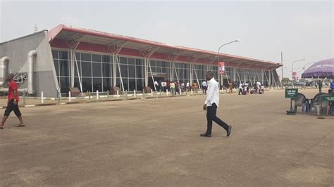 Crowd Troop Benin Airport For Buhari - Politics (2) - Nigeria