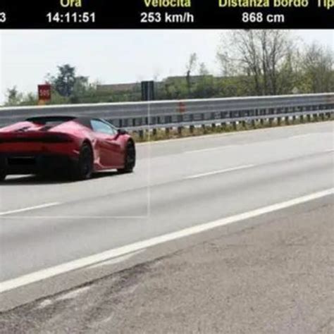 Sfreccia A Km Orari In Autostrada Patente Ritirata E Autista