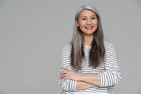 Femme Mature Aux Cheveux Blancs Souriant Et Regardant La Caméra Photo stock Image du modèle