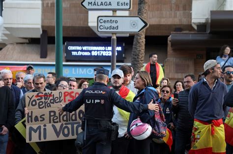 Las Fotos De La Protesta En M Laga Contra Pedro S Nchez Se Vende