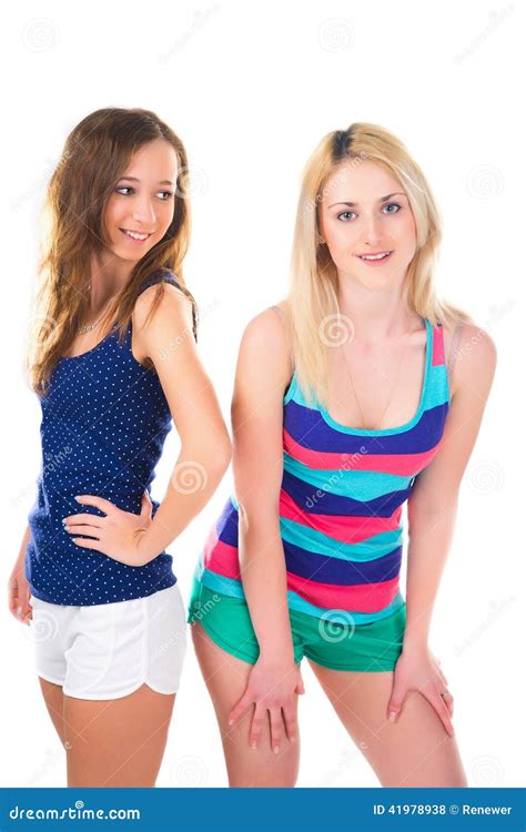 Deux Jeunes Filles Dans Le Pantalon Court Sur Le Fond Blanc Photo Stock Image Du Femelle