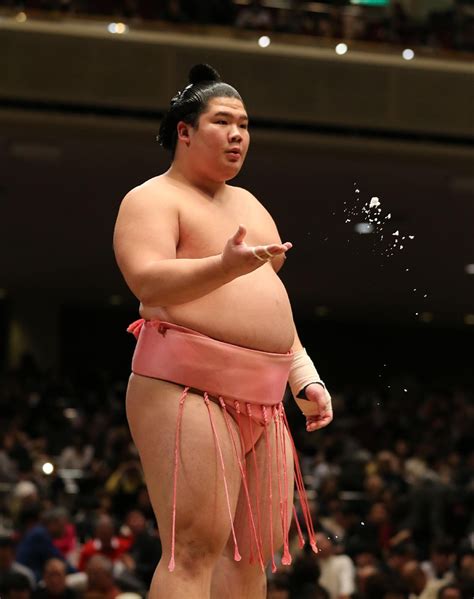 ＜大相撲名古屋場所8日目＞宇良は白鵬（左）に敗れ悔し気な表情を見せる ― スポニチ Sponichi Annex スポーツ