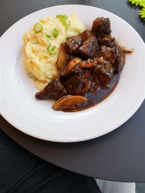 Geschnetzelte Kalbsleber Mit Salat Apfel Und Zwiebel Angebraten Sowie