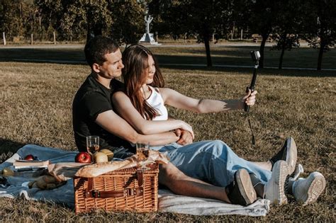 Jovem Casal Fazendo Um Piquenique No Parque Foto Premium