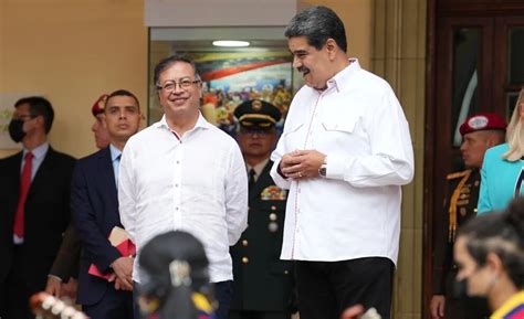 Gustavo Petro Le Entregó Modestos Detalles A Nicolás Maduro Que Le