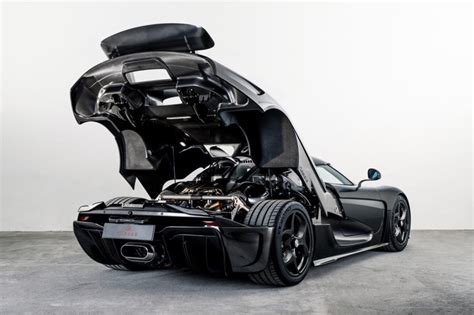 Koenigsegg Regera Naked Carbon é uma ode à fibra de carbono