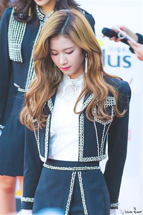 10 Photos Of Sana S New Dirty Blonde Hairstyle Koreaboo