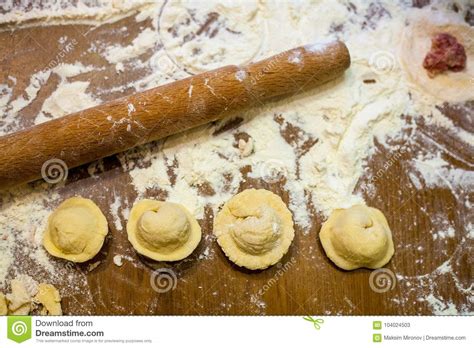 Preparando Se Cozinhando Fazendo O Ravioli Caseiro Pelmeni Ou