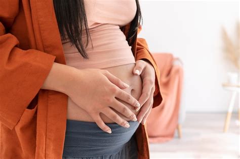 Free Photo Close Up Pregnant Woman With Cream