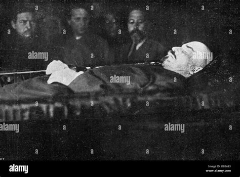 Lenin In Coffin Hi Res Stock Photography And Images Alamy