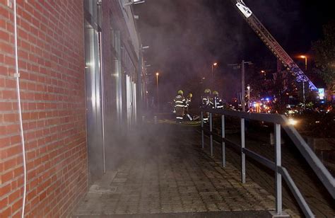 Brand im Hochhaus in Kamen NRW Feuerwehr beruhigt Mieter über Drehleiter