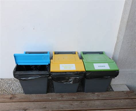 Escaninhos De Reciclagem Coloridos Em Um Fundo Natural Recipientes Para