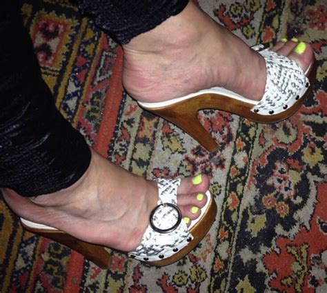 MY LEGS HOT Photo AShemaletube