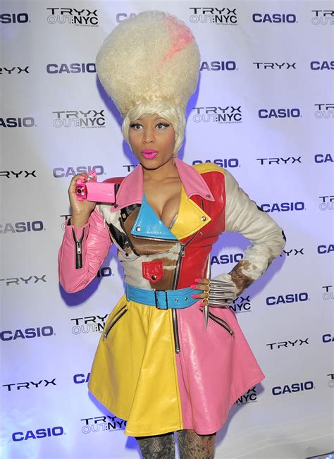 Nicki Minaj et son dildo sur scène Hollywoodpq