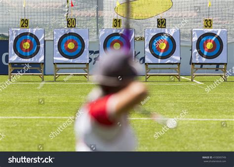 Person Shooting Recurve Bow On Target Stock Photo 410099749 | Shutterstock