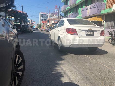 Choca Aveo Contra Camioneta De Lujo