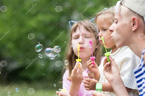 Bambini Che Soffiano Le Bolle Di Sapone Immagine Stock Immagine Di