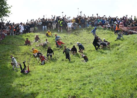 Video Hundreds Compete In Absurd Cheese Rolling Race In United