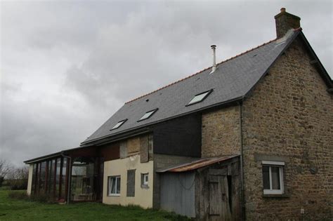 Des bâtiments encore dévastés six mois après la tornade en Mayenne